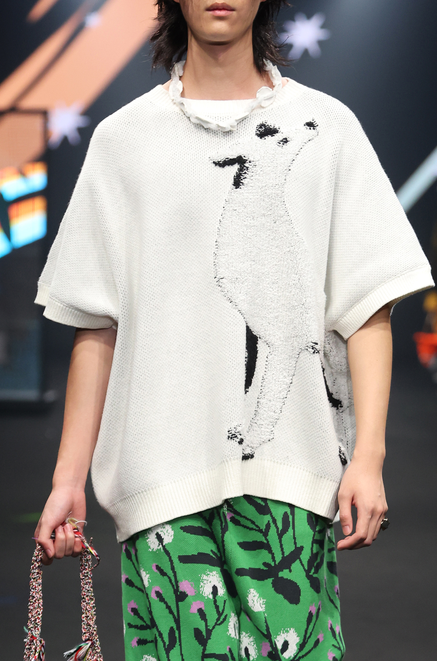 浮雕立體感白狗Oversize落肩棉質針織衫