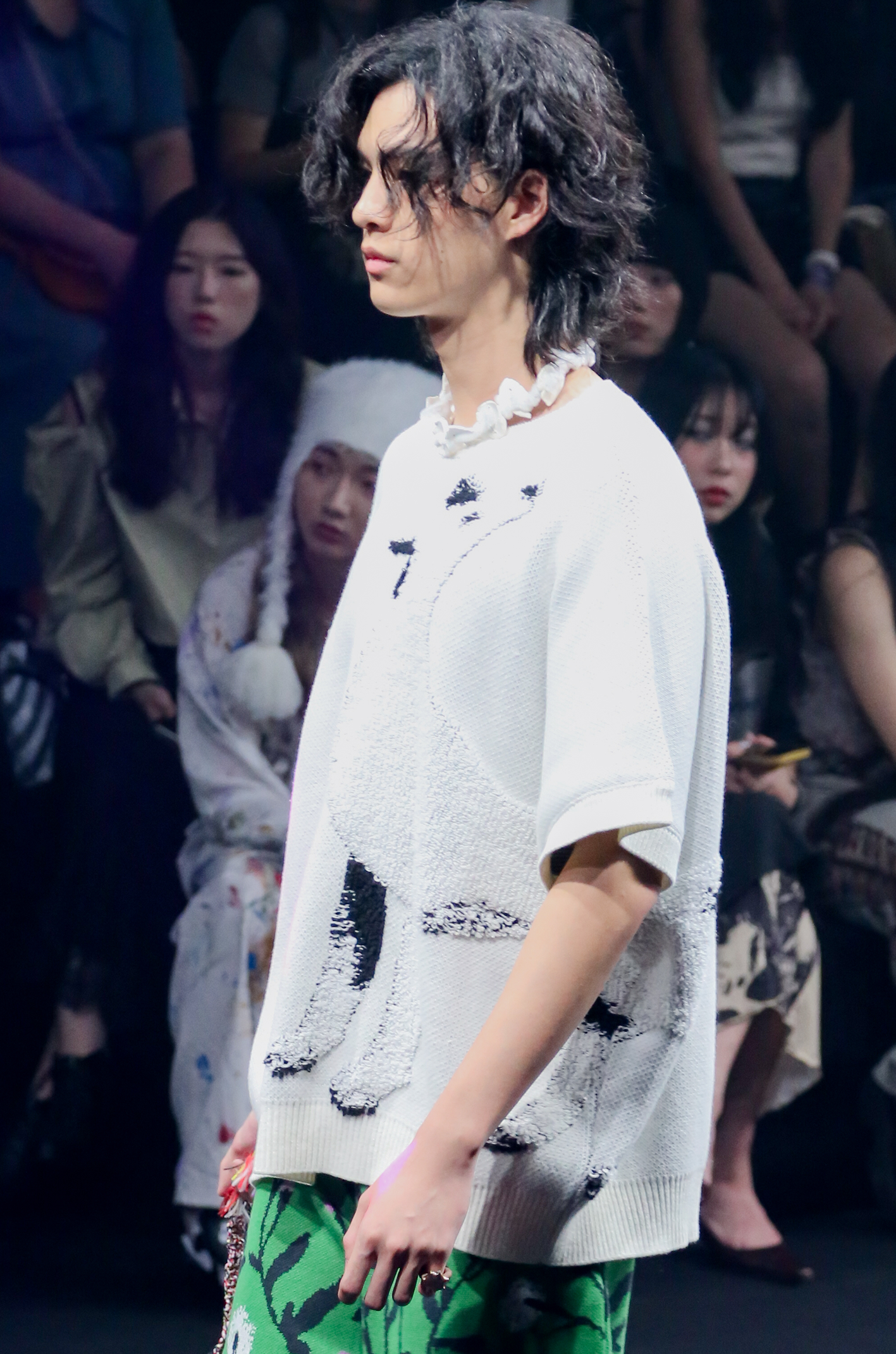 浮雕立體感白狗Oversize落肩棉質針織衫