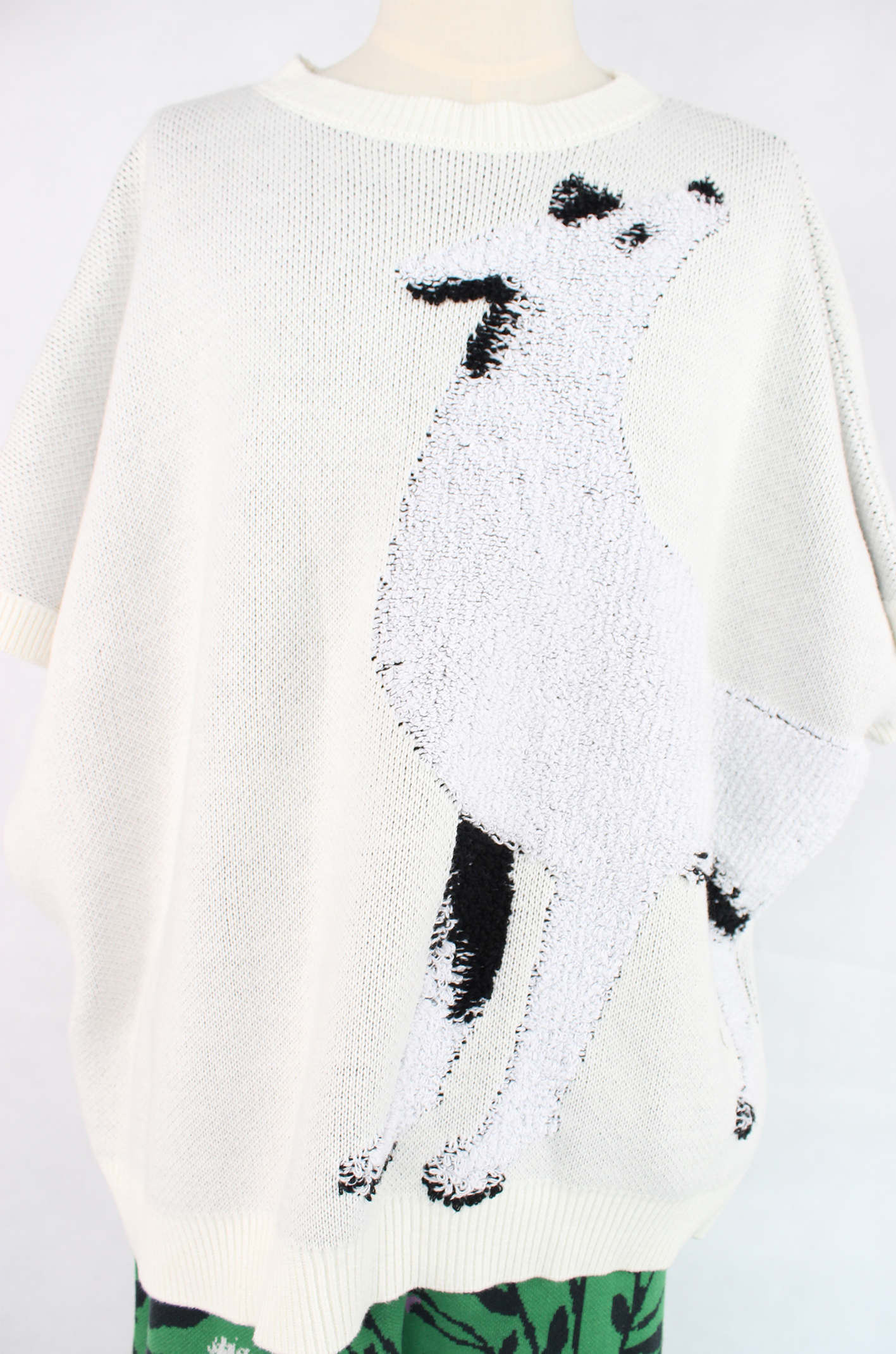 浮雕立體感白狗Oversize落肩棉質針織衫